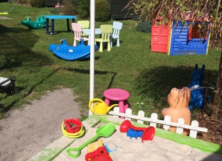 Plac zabaw ,oraz w tle domek nr. 1,2
